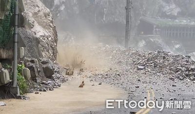中橫靳珩隧道西口水瀑夾帶塊石難清除！估14日上午10時搶通