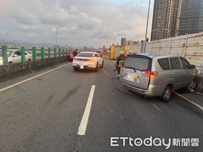 客貨車突爆胎！停新北環快外側車道　返家OL追撞受困車內