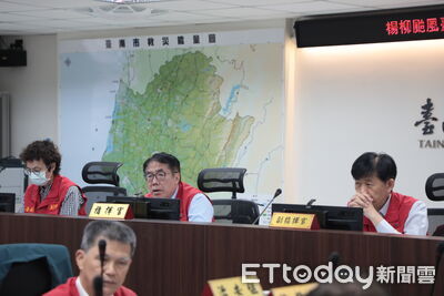 楊柳颱風台南七股出海　黃偉哲主持防颱會報、夜奔災辦送宵夜