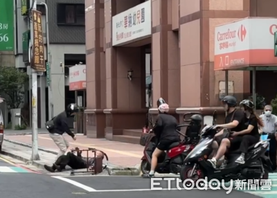 新北颱風天「老翁被吹倒」路人接力扶起　影片瘋傳：這才是真實台灣