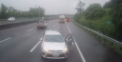 車禍忘拉手煞車「神力阿姨」單手拉車　奇葩畫面曝光網友朝聖