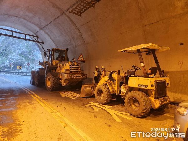 ▲楊柳颱風雨勢強勁造成中橫靳珩隧道西口發生水瀑挾落石阻斷交通。（圖／公路局提供，下同）