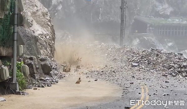 ▲楊柳颱風雨勢強勁造成中橫靳珩隧道西口發生水瀑挾落石阻斷交通。（圖／公路局提供，下同）
