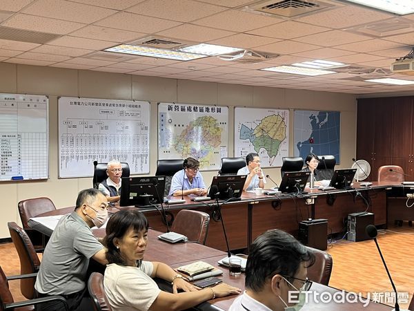 ▲楊柳颱風吹襲台南北門、學甲沿海，造成多處饋線跳脫及屋頂破損，引發停電，台電新營區營業處動員147名搶修人員、17名承攬商及各式工程車投入搶修作業，積極恢復電力。（圖／記者林東良翻攝，下同）