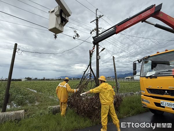 ▲楊柳颱風吹襲台南北門、學甲沿海，造成多處饋線跳脫及屋頂破損，引發停電，台電新營區營業處動員147名搶修人員、17名承攬商及各式工程車投入搶修作業，積極恢復電力。（圖／記者林東良翻攝，下同）