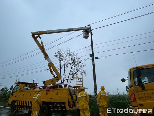 ▲楊柳颱風吹襲台南北門、學甲沿海，造成多處饋線跳脫及屋頂破損，引發停電，台電新營區營業處動員147名搶修人員、17名承攬商及各式工程車投入搶修作業，積極恢復電力。（圖／記者林東良翻攝，下同）