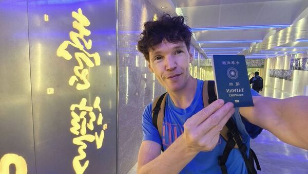 ▲▼吉雷米返法探親「登機前1hr突暈眩」直接被勸退關。（圖／翻攝自Facebook／吉雷米-一粒米）