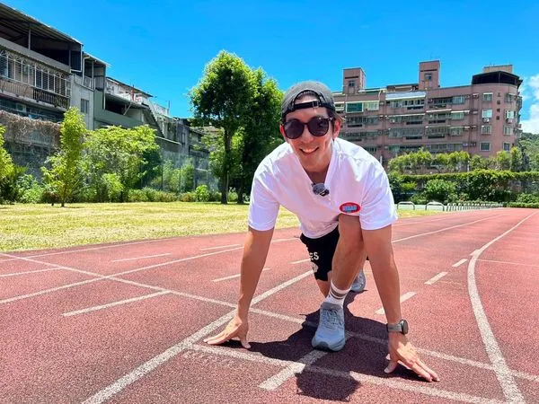 ▲修杰楷到國小體驗校隊的運動訓練。（圖／修TIME提供）