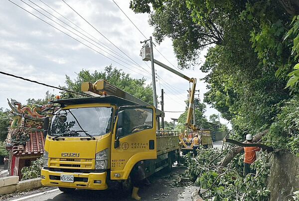 ▲楊柳颱風強勁風勢為桃園市造成20條饋線跳脫停電，台電桃園區派員搶修（圖／台電桃園營業處提供）