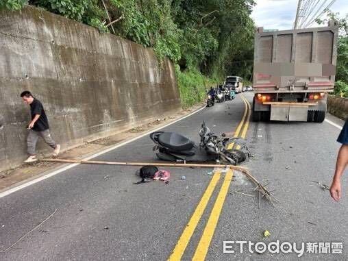 ▲▼台8線女騎士閃竹子慘遭曳引車擦撞，腳骨折送醫             。（圖／記者李陳信得翻攝）