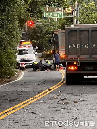 ▲▼台8線女騎士閃竹子慘遭曳引車擦撞，腳骨折送醫             。（圖／記者李陳信得翻攝）