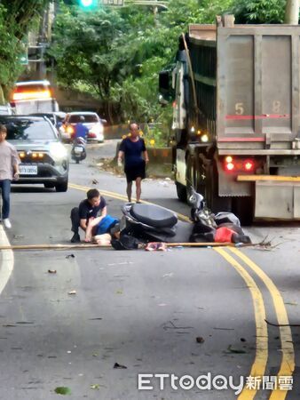 ▲▼台8線女騎士閃竹子慘遭曳引車擦撞，腳骨折送醫             。（圖／記者李陳信得翻攝）