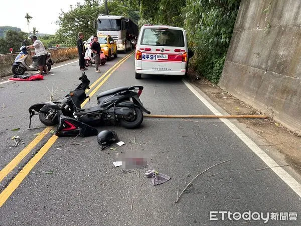▲▼台8線女騎士閃竹子慘遭曳引車擦撞，腳骨折送醫 。（圖／記者李陳信得翻攝）