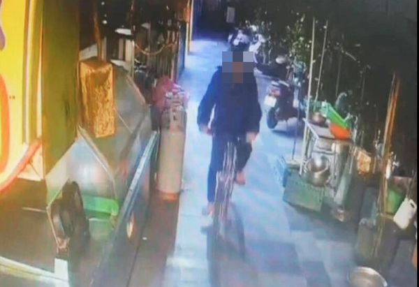 ▲桃園市林姓男子2022年12月間凌晨酒後買滷味，嫌闆娘態度不佳竟持鐵槌猛敲後腦勺後逃逸，警方調閱監視器畫面查出林騎自行車經過現場。（資料照／記者沈繼昌翻攝）