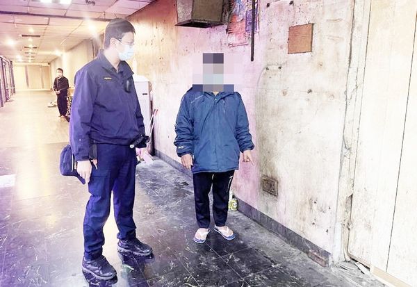 ▲桃園市林姓男子涉嫌酒後持鐵鎚攻擊老闆娘後腦勺，警方事後押解林嫌到現場還原作案過程。（資料照／記者沈繼昌翻攝）