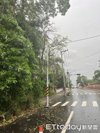 ▲楊柳颱風造成台南沿海與山區多處停電，台電派遣搶修人員全力作業，確保居民用電安全。（記者林東良翻攝，下同）
