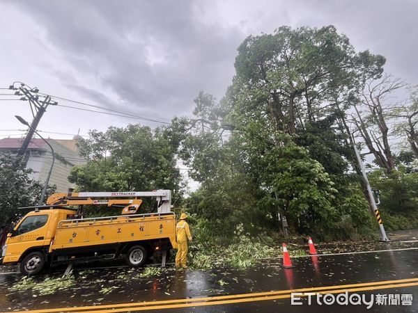 ▲楊柳颱風造成台南沿海與山區多處停電，台電派遣搶修人員全力作業，確保居民用電安全。（記者林東良翻攝，下同）