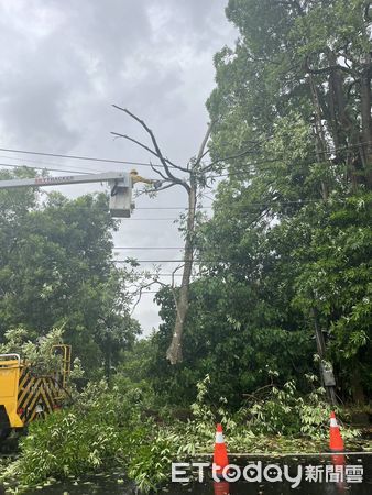 ▲楊柳颱風造成台南沿海與山區多處停電，台電派遣搶修人員全力作業，確保居民用電安全。（記者林東良翻攝，下同）