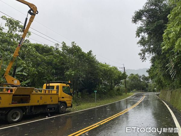 ▲▼  楊柳颱風襲嘉義　10級強陣風衝擊沿海與山區供電　台電全力應變  。（圖／台電嘉義區處提供）