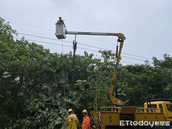 ▲▼  楊柳颱風襲嘉義　10級強陣風衝擊沿海與山區供電　台電全力應變  。（圖／台電嘉義區處提供）