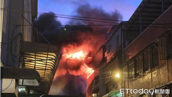 ▲三峽鐵工廠起火，現場全面燃燒所幸員工都已逃出。（圖／記者陸運陞翻攝）