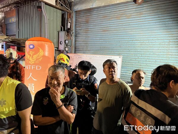 ▲三峽鐵工廠起火，現場全面燃燒所幸員工都已逃出。（圖／記者陸運陞翻攝）