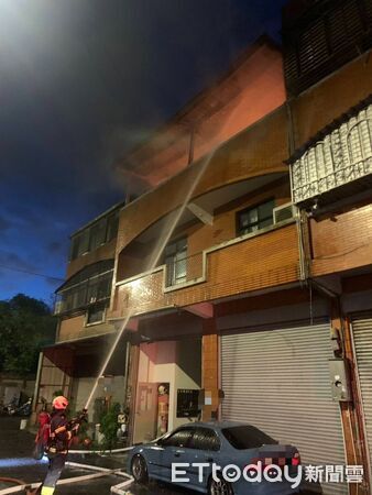 ▲三峽鐵工廠起火，現場全面燃燒所幸員工都已逃出。（圖／記者陸運陞翻攝）