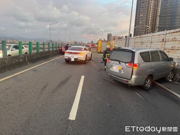 ▲客貨車爆胎停靠外側，後方轎車直接追撞。（圖／記者陸運陞翻攝）