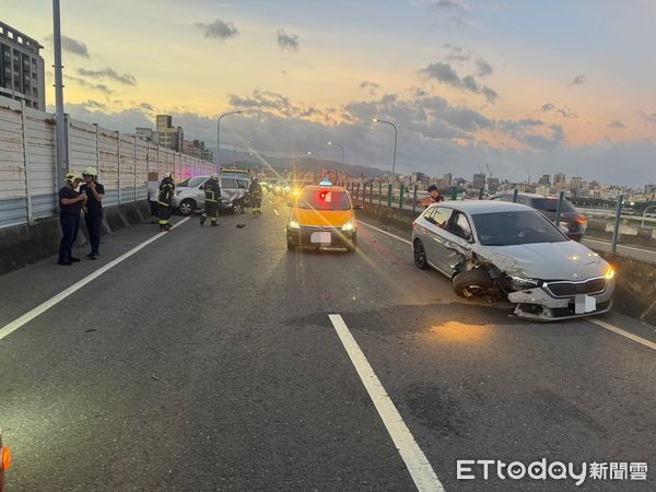 ▲客貨車爆胎停靠外側，後方轎車直接追撞。（圖／記者陸運陞翻攝）
