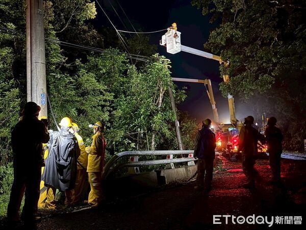 ▲台電屏東區處人員搶修電力。（圖／台電屏東區處提供）