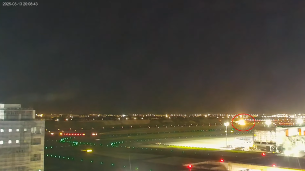 ▲▼桃園機場晚間傳出UPS貨機落地時右側發動機擦到跑道的狀況。（圖／翻攝YouTube／遊桃園 Taoyuan Travel）