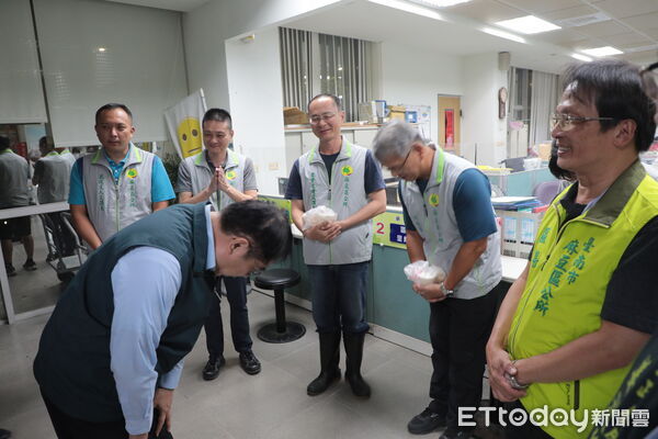 ▲黃偉哲主持防颱工作會報，並於深夜前往麻豆區公所，送上宵夜慰勞防災人員辛勞。（記者林東良翻攝，下同）