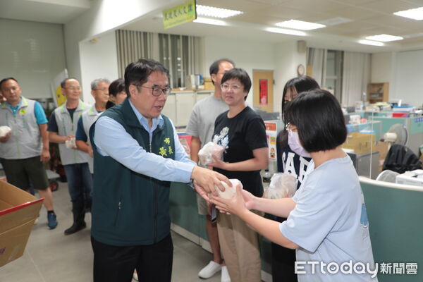 ▲黃偉哲主持防颱工作會報，並於深夜前往麻豆區公所，送上宵夜慰勞防災人員辛勞。（記者林東良翻攝，下同）