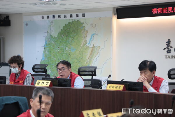 ▲黃偉哲主持防颱工作會報，並於深夜前往麻豆區公所，送上宵夜慰勞防災人員辛勞。（記者林東良翻攝，下同）