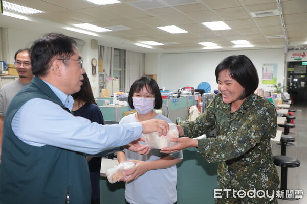 ▲黃偉哲主持防颱工作會報，並於深夜前往麻豆區公所，送上宵夜慰勞防災人員辛勞。（記者林東良翻攝，下同）