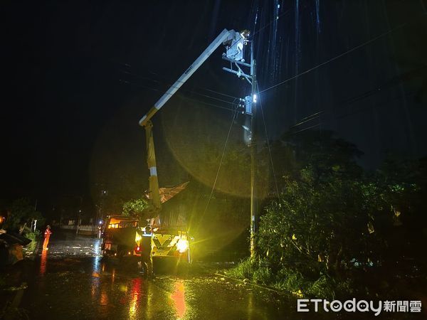 ▲楊柳颱風造成台南沿海與山區多處停電，台電派遣搶修人員全力作業，確保居民用電安全。（記者林東良翻攝）