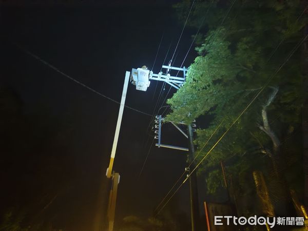 ▲楊柳颱風造成台南沿海與山區多處停電，台電派遣搶修人員全力作業，確保居民用電安全。（記者林東良翻攝）