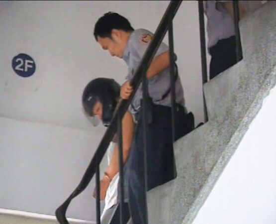 楊忠平（左）坦承殺人，被警方帶回偵訊，最後被判處無期徒刑。（東森新聞提供）