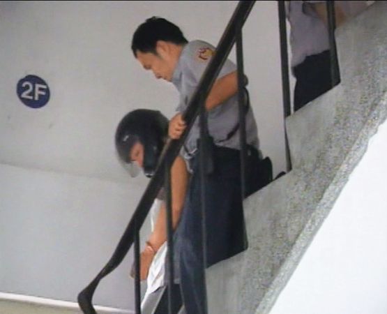 楊忠平（左）坦承殺人，被警方帶回偵訊，最後被判處無期徒刑。（東森新聞提供）