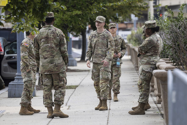 ▲▼8月13日，國民警衛隊成員出現在華盛頓特區哥倫比亞特區國民警衛隊總部外。（圖／達志影像／美聯社）