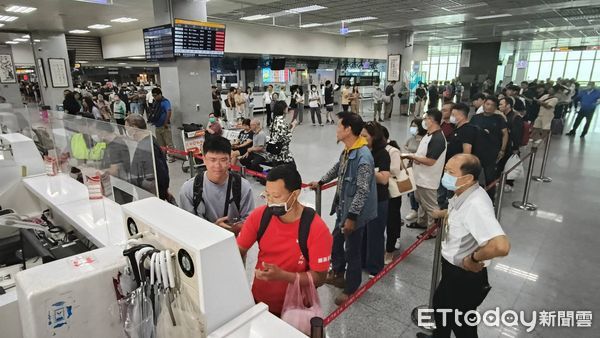 金門尚義機場航班異動，旅客在現場後補搶機位。（圖／記者林名揚攝）