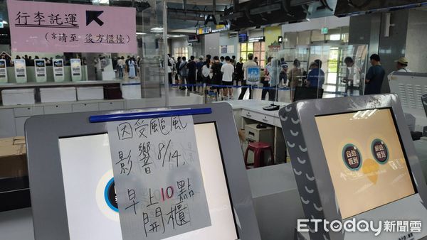 金門尚義機場航班異動，旅客在現場後補搶機位。（圖／記者林名揚攝）