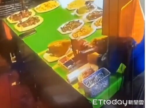▲竹南第2市場賣雞攤商發生竊案，婦人假意買雞，乘機竊走7~8張千元大鈔。（圖／記者楊永盛翻攝）