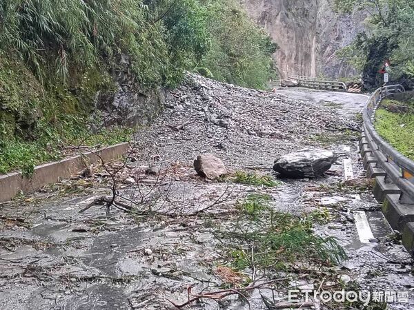 ▲▼台20線南橫公路向陽至初來路段發生災阻，道路封閉。（圖／公路局提供）