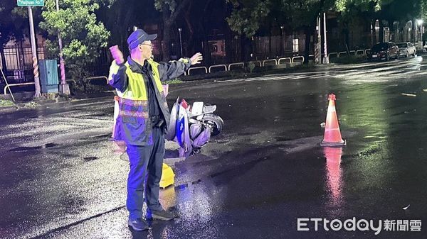 ▲▼高雄大雨人孔蓋位移，婦騎機車卡洞慘摔。（圖／記者吳奕靖翻攝）