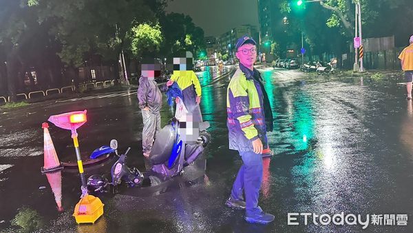 ▲▼高雄大雨人孔蓋位移，婦騎機車卡洞慘摔。（圖／記者吳奕靖翻攝）