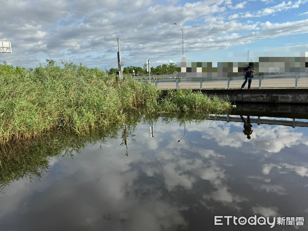 ▲▼警消將老翁救起時已明顯死亡。（圖／記者翁伊森翻攝）