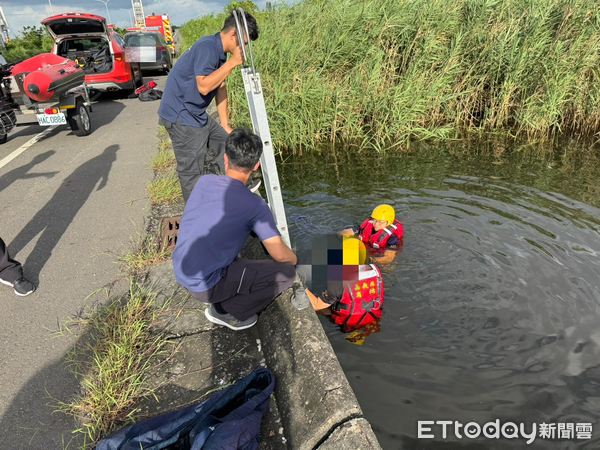 ▲▼警消將老翁救起時已明顯死亡。（圖／記者翁伊森翻攝）