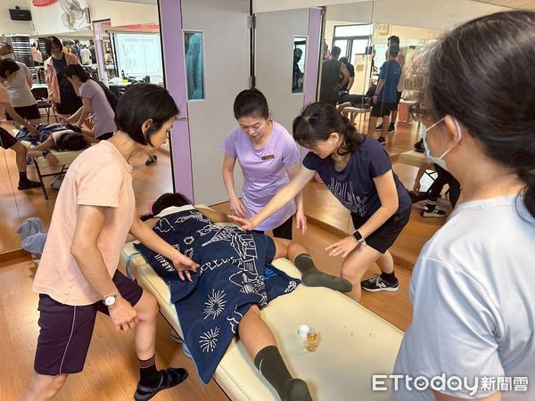 ▲51歲的子淇靠勞動部職訓課程跨行健身領域，成為運動按摩講師。（記者林東良翻攝，下同）