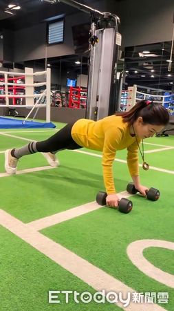 ▲51歲的子淇靠勞動部職訓課程跨行健身領域，成為運動按摩講師。（記者林東良翻攝，下同）